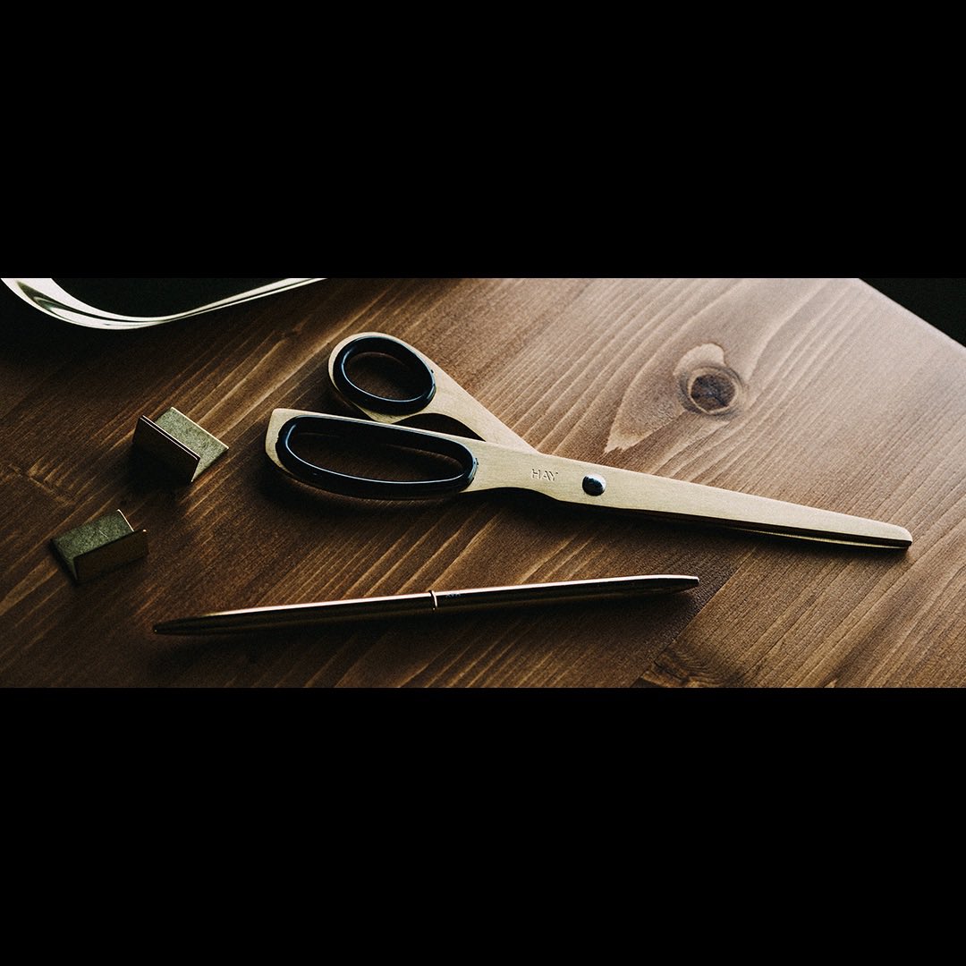 haconiwa_t's tweet photo. お気に入り💡
HAY
・SCISSORS
・BULLET
・TRAY S
-
#hay #haydesign #stationery #stationerylover #pen #scissors #tray #gold #文房具好き #ペン #ハサミ #nostalgy #still_life https://t.co/Gb4CdH6yn5
