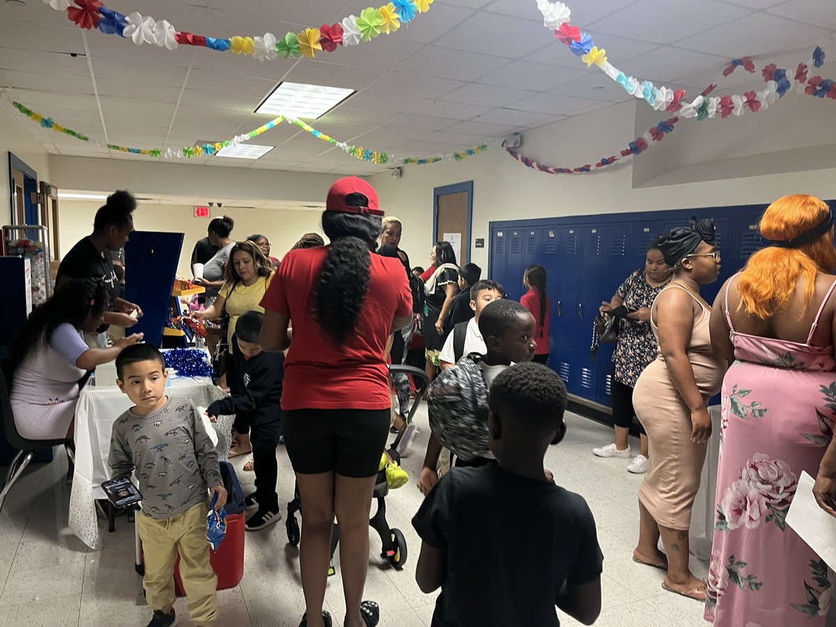 qpipkinsMEd's tweet photo. Our PTA Engagement Night was a success! @JNB_Eagles was overflowing with parents and partners that love supporting our school! Our eagles put on an amazing performance! @ACEDallasISD @TeamDallasISD @BrighterBites #HispanicHeritageMonth https://t.co/uOHsRksN0Z