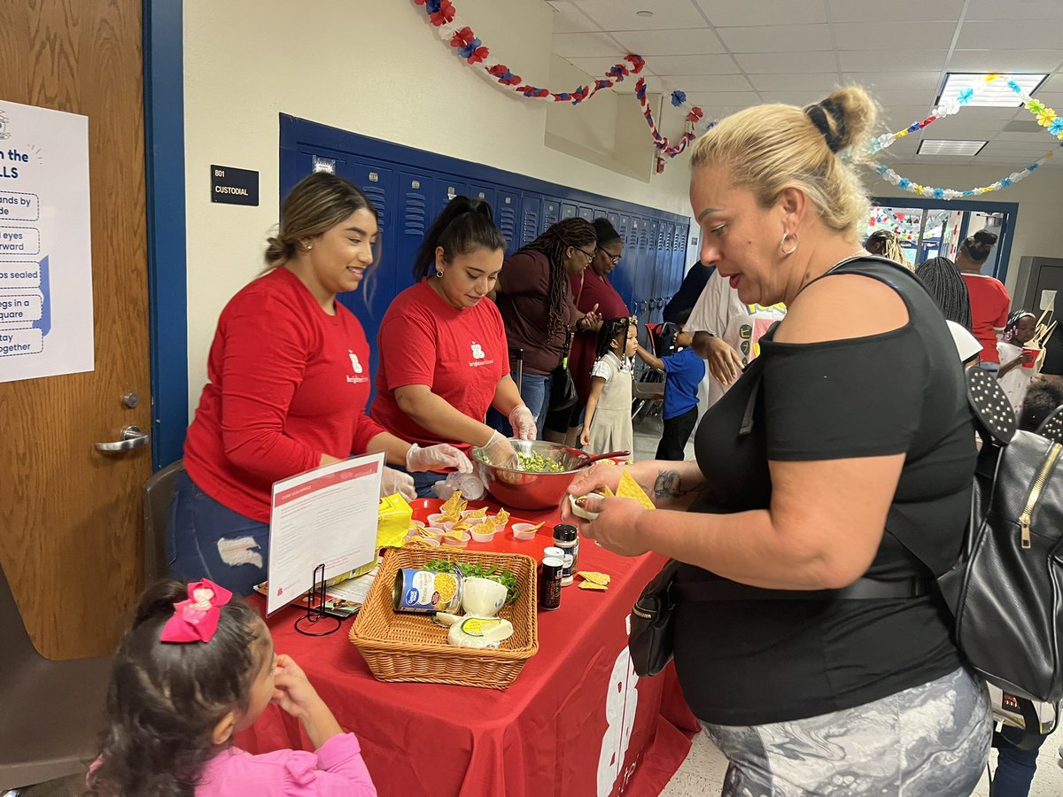 qpipkinsMEd's tweet photo. Our PTA Engagement Night was a success! @JNB_Eagles was overflowing with parents and partners that love supporting our school! Our eagles put on an amazing performance! @ACEDallasISD @TeamDallasISD @BrighterBites #HispanicHeritageMonth https://t.co/uOHsRksN0Z