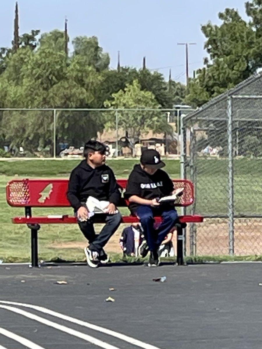 When the Buddy Bench is a great reading spot during recess, grabs friend and get your reading on!! ⁦<a href="/Columbia_VVUSD/">Columbia Elementary</a>⁩ ⁦<a href="/MrsValcarcel/">Mrs. Valcarcel</a>⁩