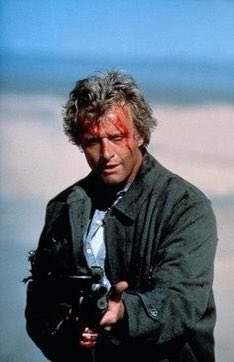 #TheHitcher (1986). It’s gruesome! It’s gory! It’s gay (in a totally homo erotic way!) It’s a classic thrill ride for the whole #HorrorFamily and another vehicle to showcase the acting chops of #jenniferJasonLeigh ⚡️ And no, I won’t apologise for the puns.