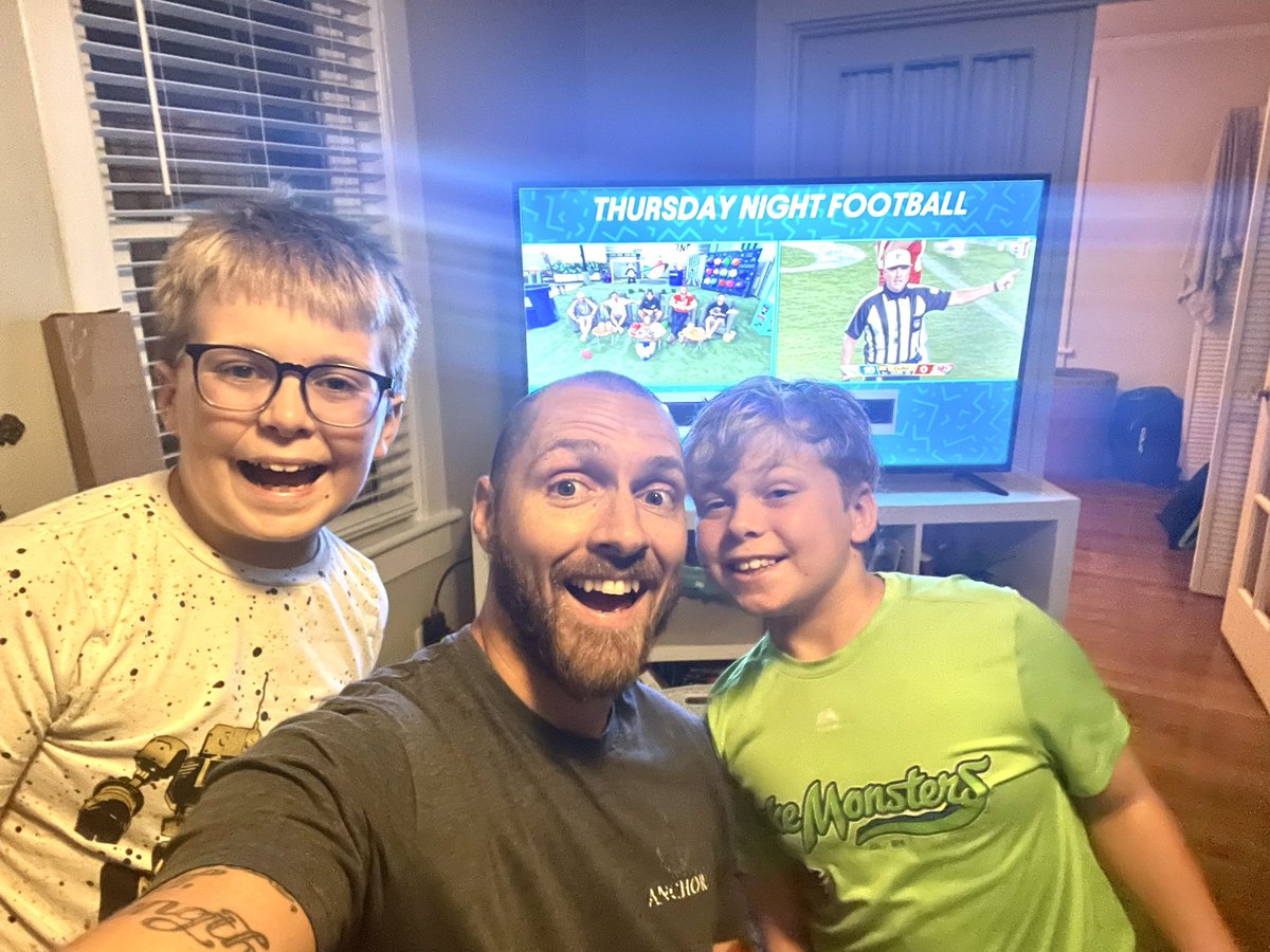 LOVING the #tnfdudeperfect broadcast! <a href="/DudePerfect/">Dude Perfect</a> making our boys’ night awesome!