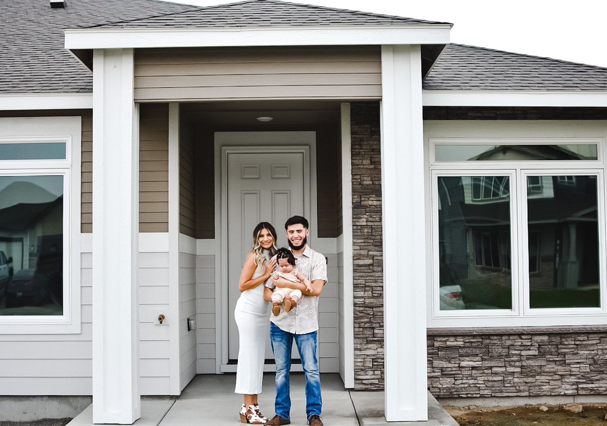 bArRaGaN_k17's tweet photo. Home owners at 20🙏💓 This year has been the hugest blessing for my little family and I. https://t.co/JeZKpupymF