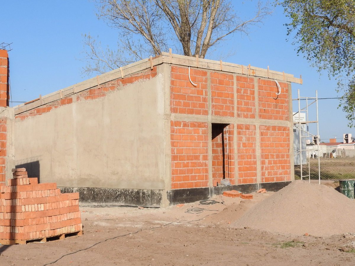 MuniRioPrimero's tweet photo. Estamos avanzando con la construcción de las 43 nuevas viviendas. 

Gracias a gestiones de la Intendenta Cristina Cravero, se esta realizando la losa de algunas viviendas. https://t.co/koUxnllvHn
