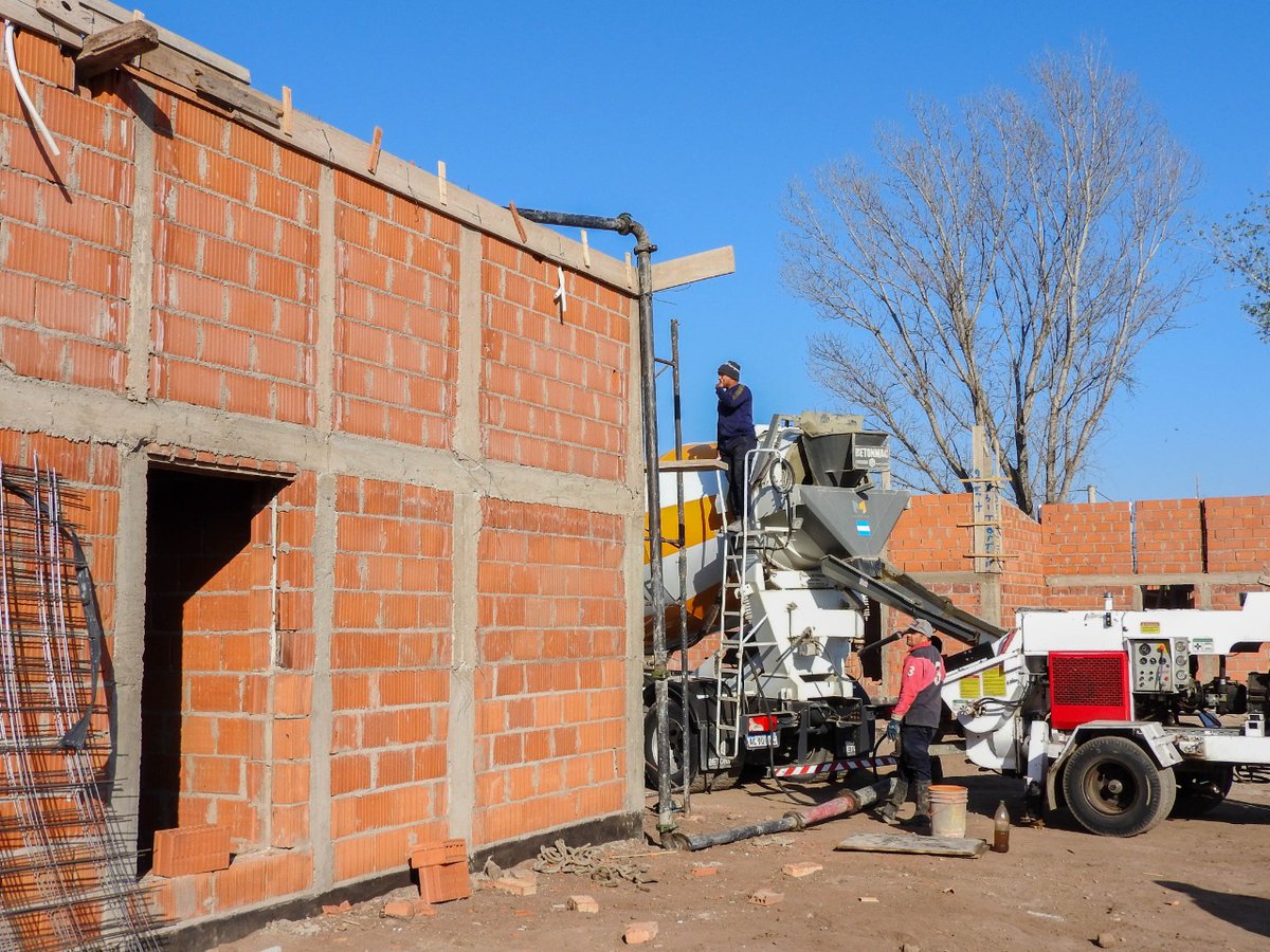 MuniRioPrimero's tweet photo. Estamos avanzando con la construcción de las 43 nuevas viviendas. 

Gracias a gestiones de la Intendenta Cristina Cravero, se esta realizando la losa de algunas viviendas. https://t.co/koUxnllvHn