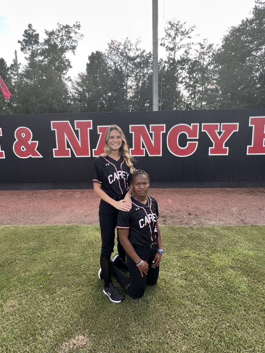 WMCAREYsoftball's tweet photo. Fun at picture day ⁦@NationsHaley⁩ ⁦@rachrodriguez8⁩ ⁦@alex_jaquinn⁩ ⁦@susie_lebert⁩ ⁦@CarleyKidder⁩ https://t.co/nu35LJscvO