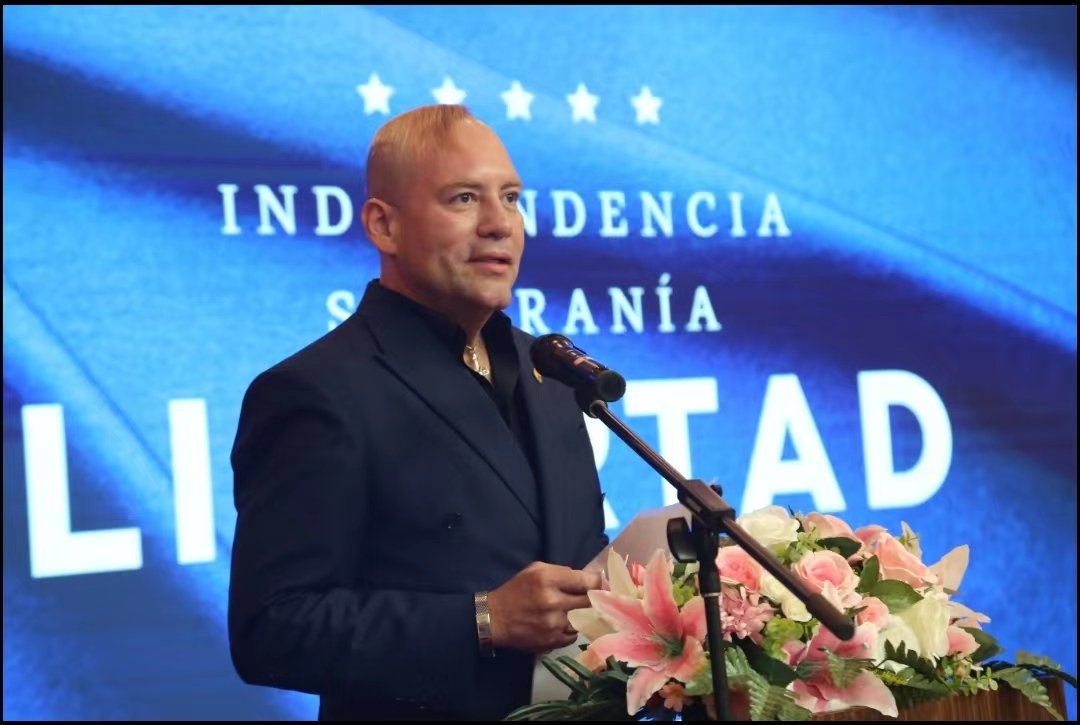 AldoAlvarezESA's tweet photo. Desde Beijing celebrando nuestro 201 aniversario de independencia junto a varios embajadores, representantes del gobierno y Cancillería China y varios compatriotas. Qué orgullo celebrar nuestro día nacional hasta el otro lado del mundo! Feliz día de la independencia para todos!!! https://t.co/lt1xXKQFqK