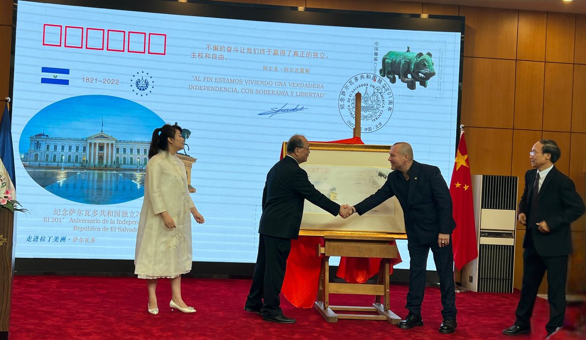 AldoAlvarezESA's tweet photo. Desde Beijing celebrando nuestro 201 aniversario de independencia junto a varios embajadores, representantes del gobierno y Cancillería China y varios compatriotas. Qué orgullo celebrar nuestro día nacional hasta el otro lado del mundo! Feliz día de la independencia para todos!!! https://t.co/lt1xXKQFqK
