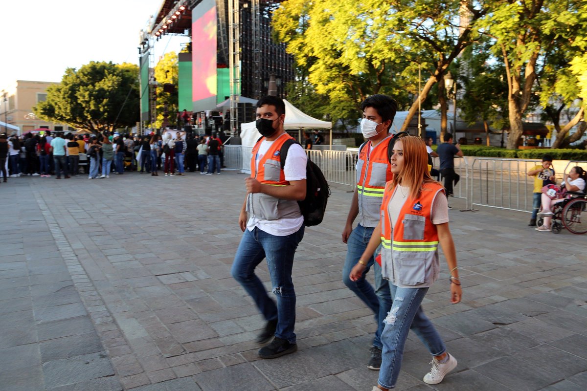 Se encuentra en marcha el operativo especial de Protección Civil y Locatel para contribuir a generar las condiciones de seguridad y tranquilad, que permitan una verbena popular en familia.
#CumplidoAl100 #vivamexico #SeptiembreMesDeLaPatria