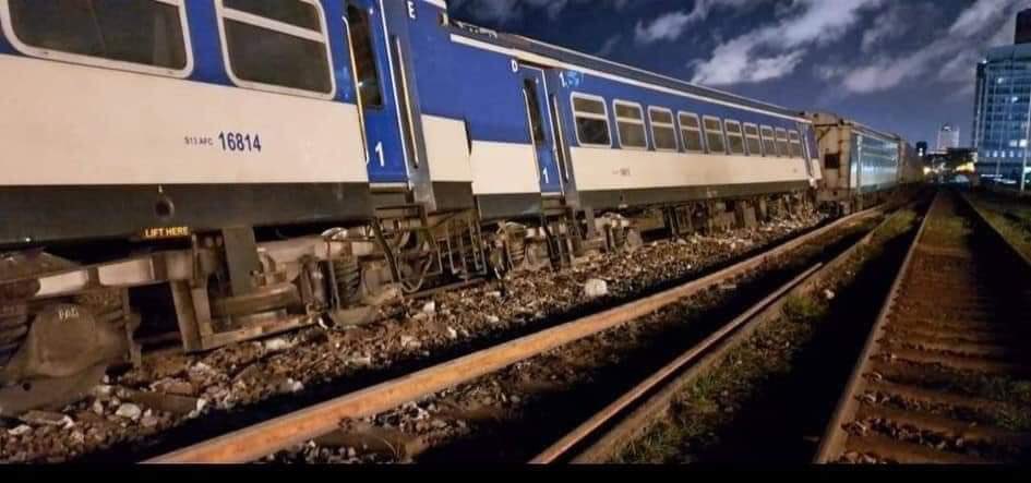 ranganashamil's tweet photo. A train operating from Kankasanturai to Mount Lavinia derailed in Colpetty. Operations along the coastal line delayed. #lka #SriLanka @road_lk @slrail @SLRailwayForum @rdmnslk https://t.co/MberaVxtqA