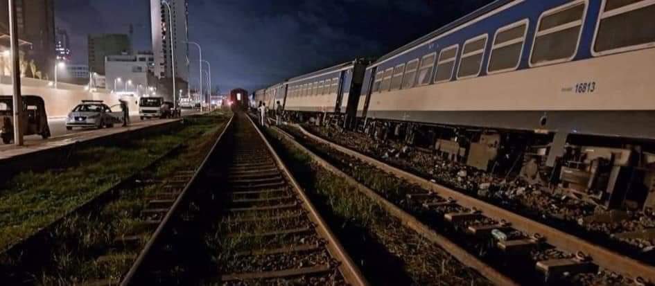 ranganashamil's tweet photo. A train operating from Kankasanturai to Mount Lavinia derailed in Colpetty. Operations along the coastal line delayed. #lka #SriLanka @road_lk @slrail @SLRailwayForum @rdmnslk https://t.co/MberaVxtqA