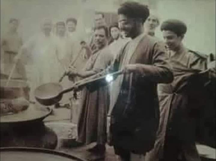 صورة نادره ل السيد الشهيد محمد محمد صادق صدر
قدس الله سره الشريف 
وهو يخدم لزوار الإمام الحسين عليه السلام