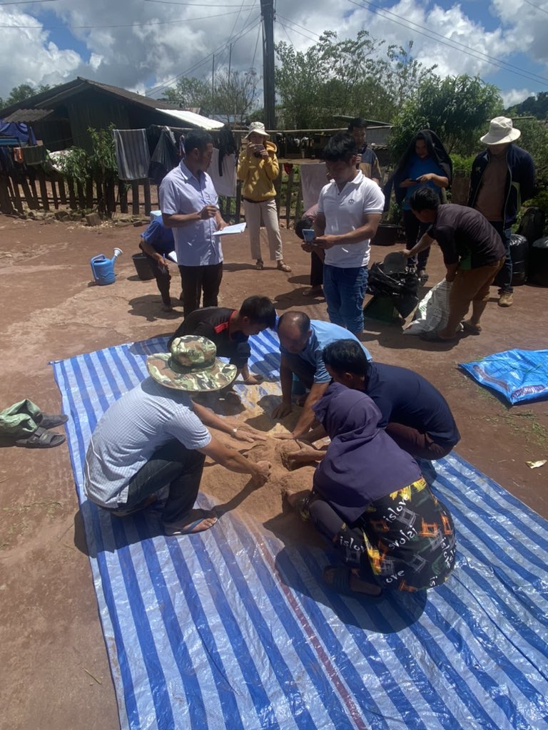 Francois_Roger's tweet photo. Training on #Brachiaria #silaging in Ban Xong, Kham district π±π¦ @ASSETProjectSEA @Gret_ONG @Cirad #dP_ASEA #dP_MALICA #livestock β‘οΈ https://t.co/SuPKFx8qXM https://t.co/sjZoUCwC6d