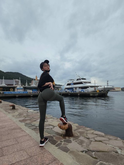 朝のお散歩で加山雄三なりきりコンテストを開催して 絶対優勝狙えないので尻を使って特別賞を狙いに行く私 https://t.co/mwKCODW3So