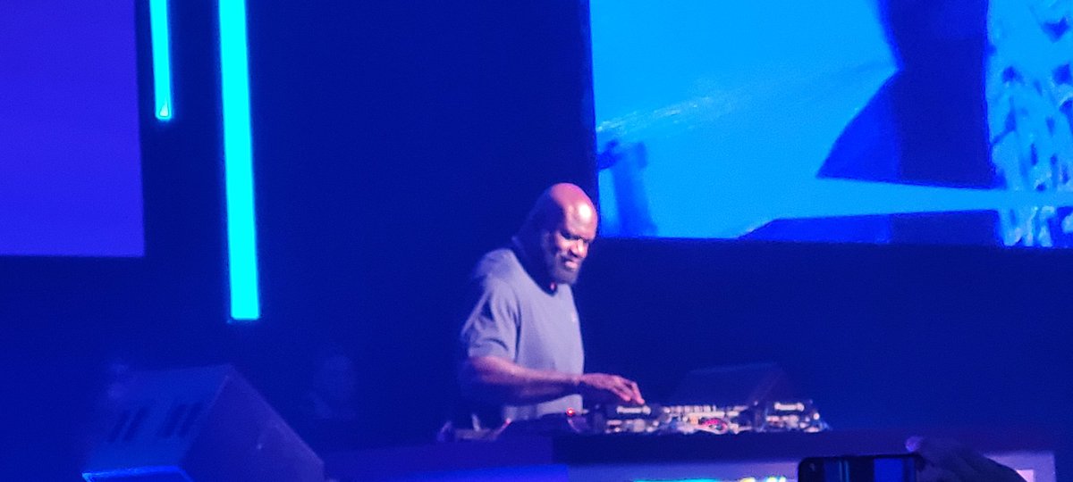 snowpondtech's tweet photo. Day 3 of #dattocon22 wrapped up on Tuesday. @datto knows how to throw a great party by inviting DJ Diesel aka Shaq and a great cover band. Had a good time with colleagues and new friends. Added a visit to the #whitehouse. Will go again for sure! https://t.co/0DRJTTfoSq