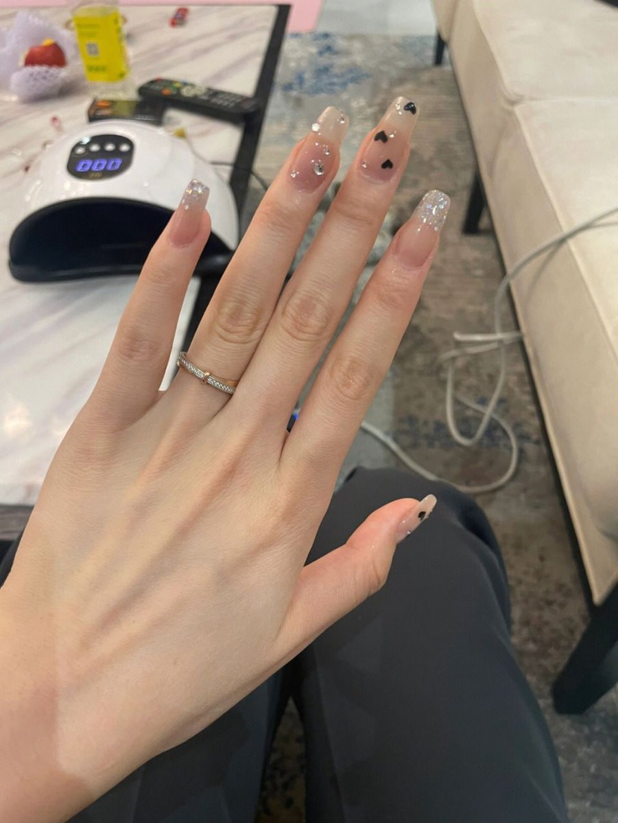 jellenigelitt's tweet photo. I was bored at home today, so I did a manicure myself. It seems that I am very suitable to open a nail shop, ahahaha! https://t.co/dyDRgmgU3J
