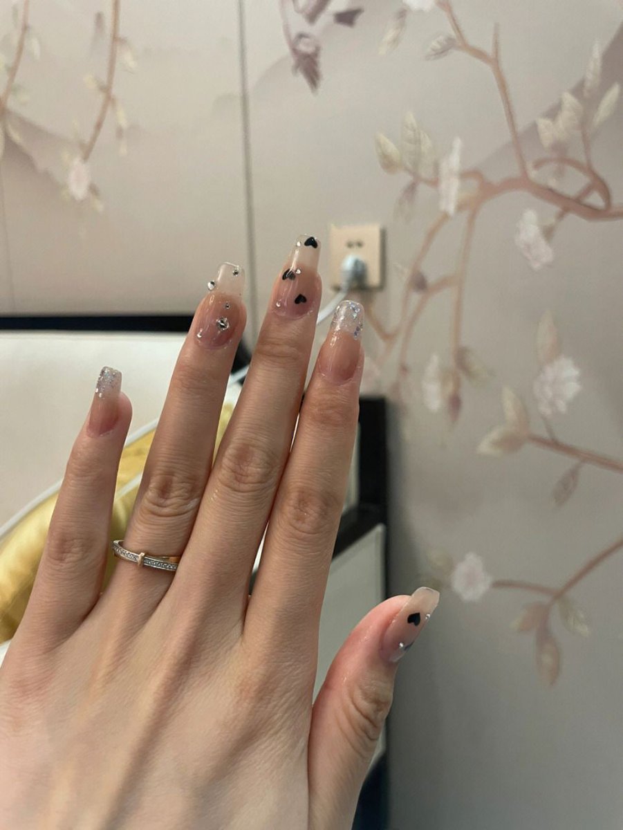 jellenigelitt's tweet photo. I was bored at home today, so I did a manicure myself. It seems that I am very suitable to open a nail shop, ahahaha! https://t.co/dyDRgmgU3J