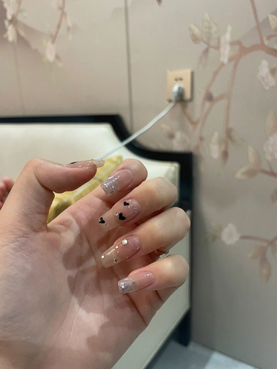 jellenigelitt's tweet photo. I was bored at home today, so I did a manicure myself. It seems that I am very suitable to open a nail shop, ahahaha! https://t.co/dyDRgmgU3J