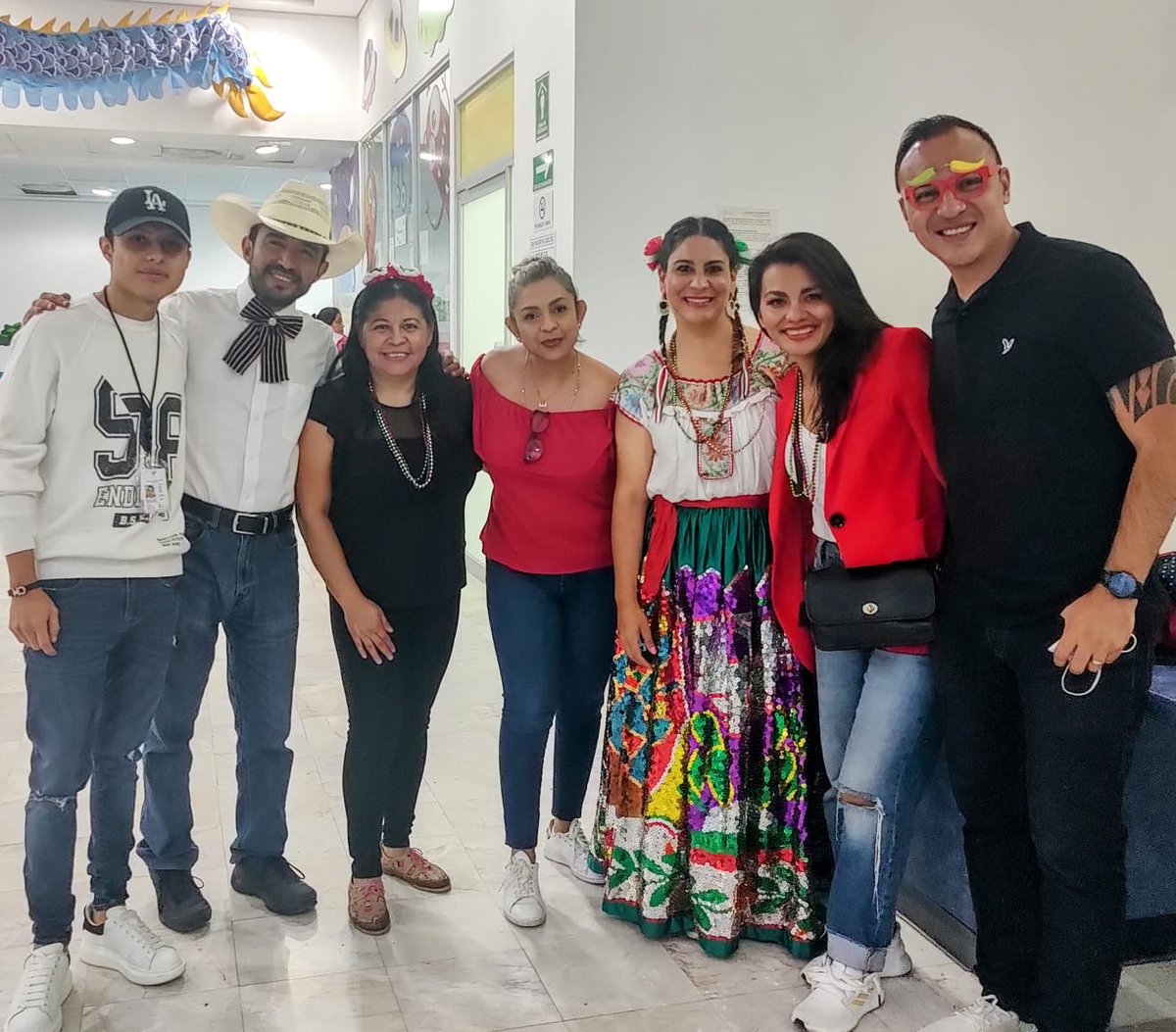 RafaActivista's tweet photo. No se necesita un ejército, con un pequeño grupo de personas de gran corazón y comprometidas, se puede cambiar al mundo.

Hoy nuestro festejo patrio fue compartir alimentos con personas que tristemente tienen que estar cuidando a su niño o niña en el hospital.

#VamosPorMás https://t.co/viKZEpDXQL