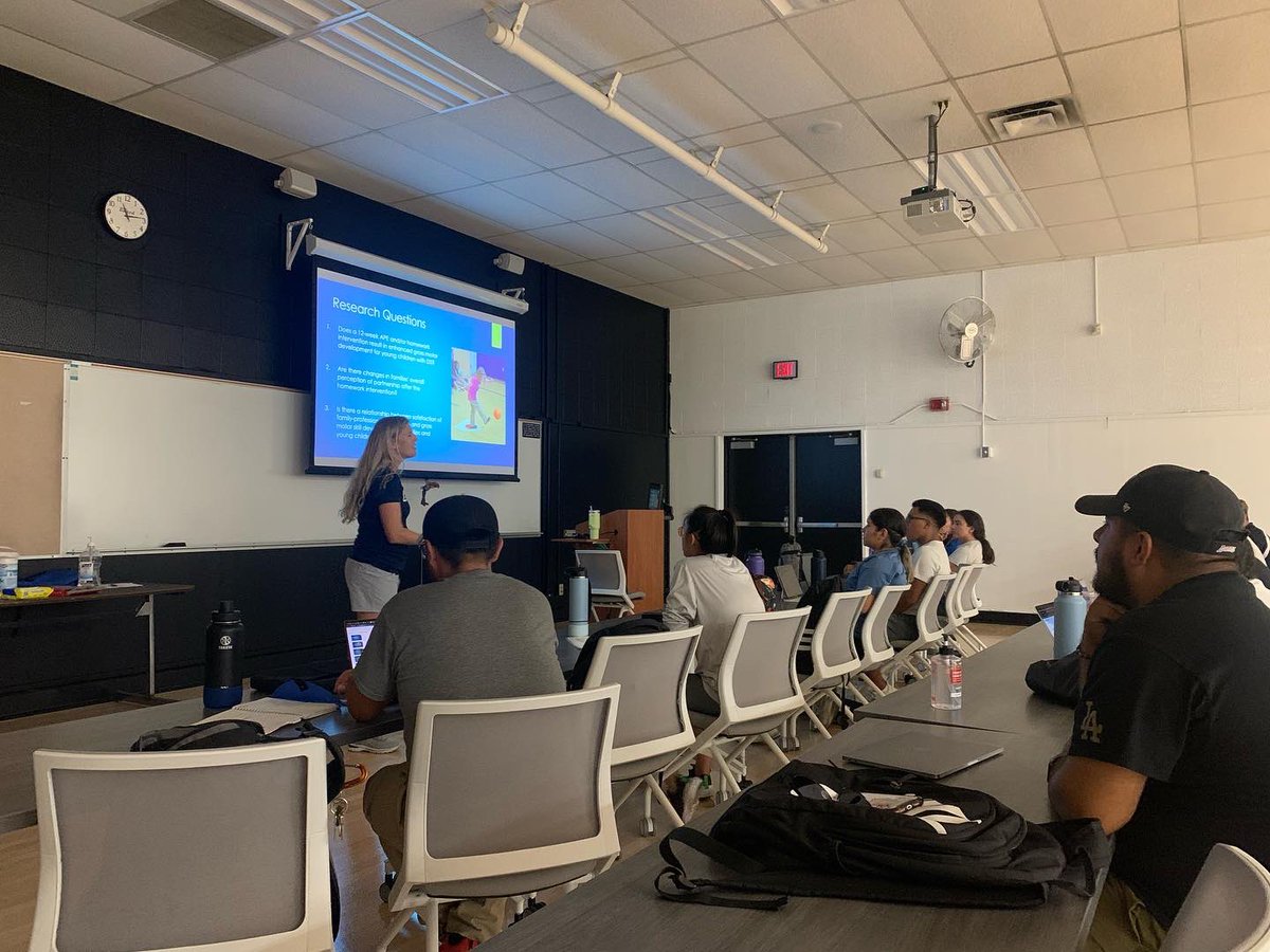 CSULB_APE's tweet photo. Dr. Young presenting to the APE Cohort on the importance of APE homework!
@dr_amanda8
#GoBeachGoTeach https://t.co/JCLl4sFZyE