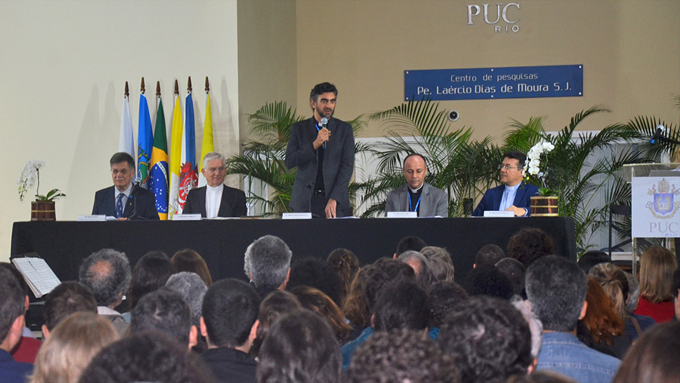 pucriooficial's tweet photo. O Jornal da PUC-Rio acompanhou a cerimônia de posse do Vice-Reitor Geral, Vice Reitor de Desenvolvimento e Inovação e Presidente da Mantenedora Padre Leonel Franca, nesta quinta-feira. Lei na íntegra em: https://t.co/0PIUMnPjxq. https://t.co/TJT7HdC4yq