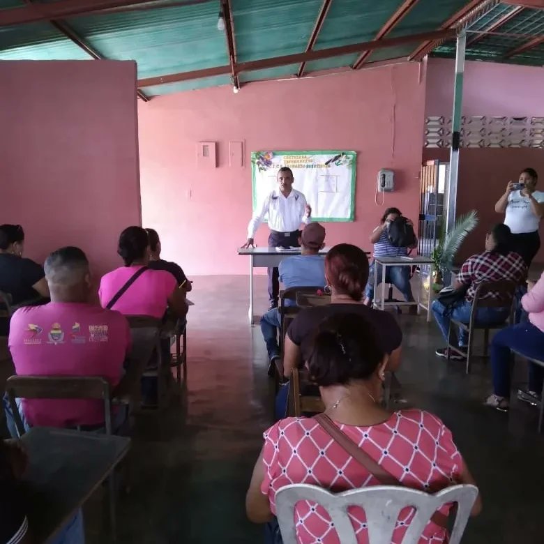 ven911delta's tweet photo. #15SEP | Funcionarios del Ven911 Delta Amacuro llevan a cabo reunión para dar inicio a la formación de los paramedicos Comunitarios de la Parroquia Leonardo Ruíz Pineda. 

#ParaAtenderAlPueblo
#Ven911Contigo https://t.co/6LmYtHRamM