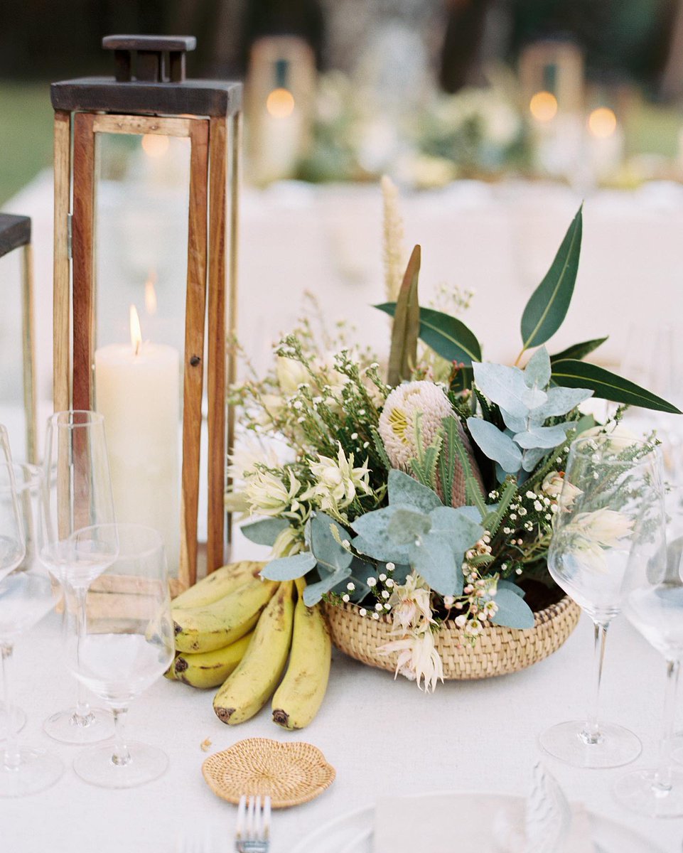 Who said tablescapes had to be all fresh flowers and mercury votives? From wooden lanterns and woven baskets to bundles of plantains— I love working natural elements into the décor at African #destinationweddings.
#LFMwai ✨