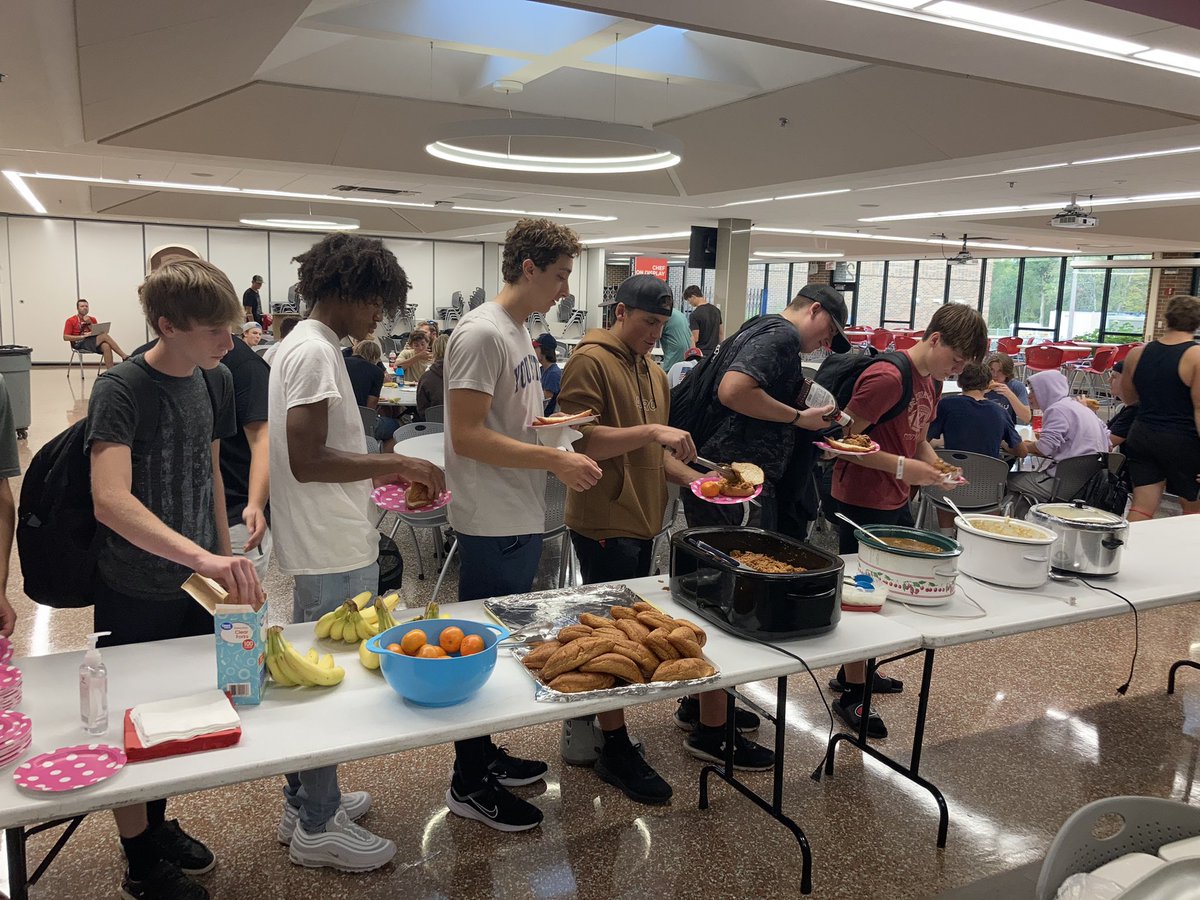 NB_QBClub's tweet photo. Another successful team meal!! Thanks to Gabe Neilson’s parents for all the great food!! 😋 https://t.co/WQTrTA8Lij