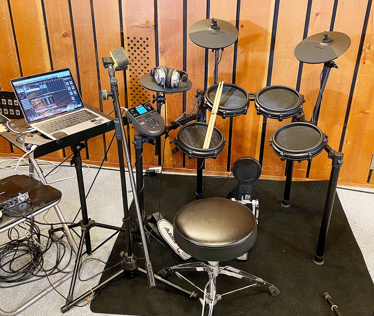 drums_nabetu's tweet photo. 昨日はとある撮影を行っていました🤩
どんな感じになるのでしょうか・・・
これからドラムを始める方のお役に立てたら嬉しいなと思っています😌
しばらく先にはなりますがお楽しみに!
#Alesis
#NitroMesh
#エレドラ
#電子ドラム https://t.co/K5zUKOUlBH