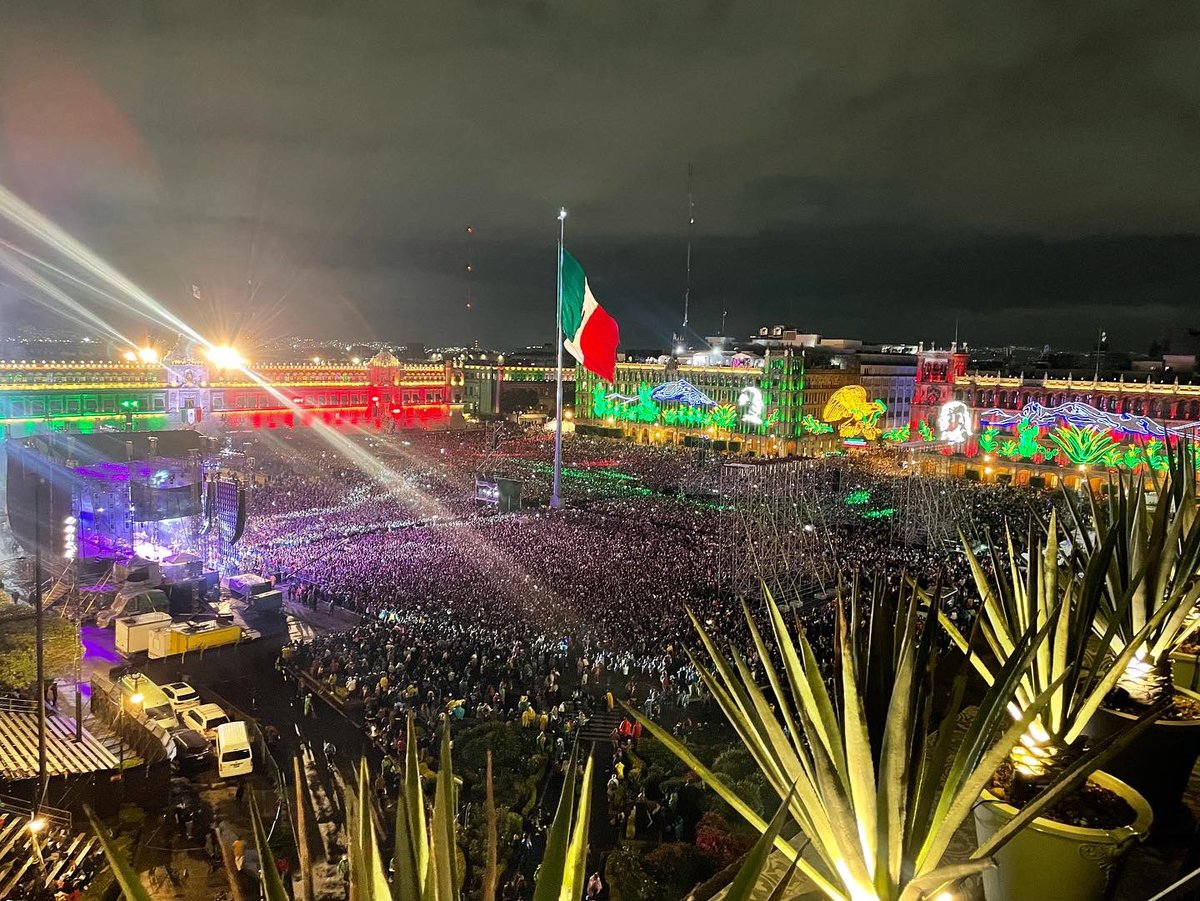 Es hermoso el amor que le tenemos a nuestra patria! Así luce hoy el zócalo con más de 140 mil personas gritando.. VIVA MEXICO #15DeSeptiembre