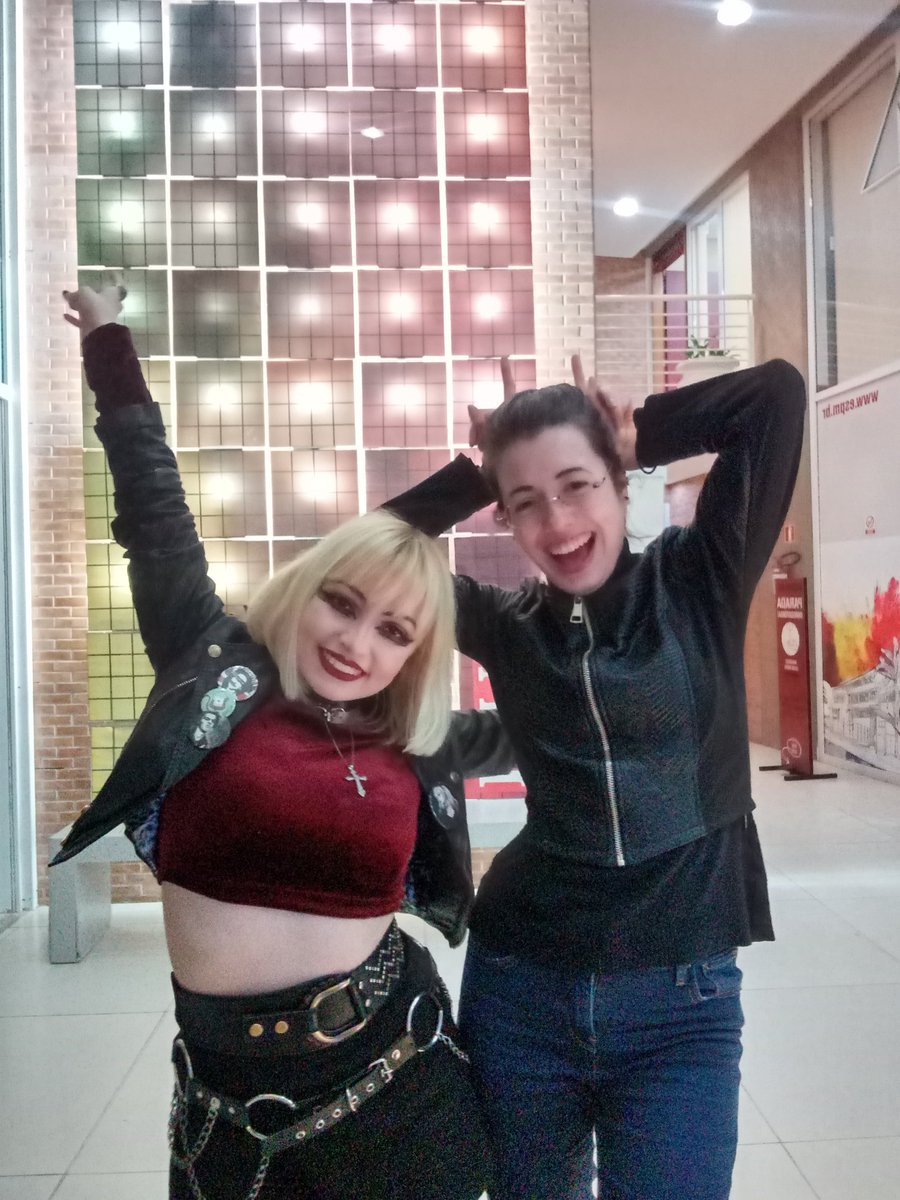 Brunabbeta's tweet photo. Depois de DOIS ANOS a dupla do #MicrofoniaPodcast 😈 juntas de novo. Que saudade eu estava da minha amiga @megerabovary//@naomechamedelu ♥️🖤 https://t.co/4JjTZZAqC6