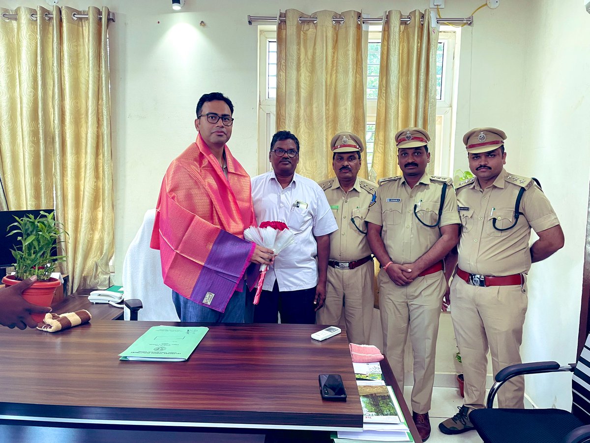 SVSifs's tweet photo. On transfer as @DFOKMM , with heavy heart bade good bye to Nirmal staff and handed over charge of Forest Divisional Officer to Ch Ravinder Garu @fdo_nirmal #forests @dobriyalrm @Collector_NML https://t.co/JT6vYWFWNi