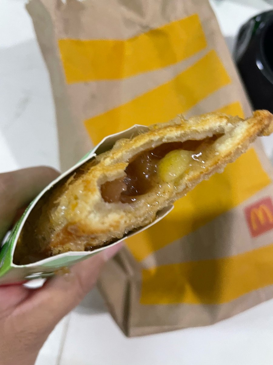 xoxolara's tweet photo. esta bien chido el pay de “queso” 😠 y el cafe de #mcdonalds https://t.co/MeTAEZFWV0