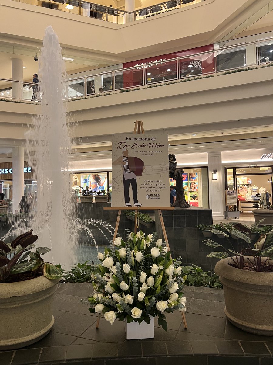 Hermoso homenaje de Plaza Las Américas a don Emilio Molina, quien por años deleitó con su música a los visitantes del centro comercial.