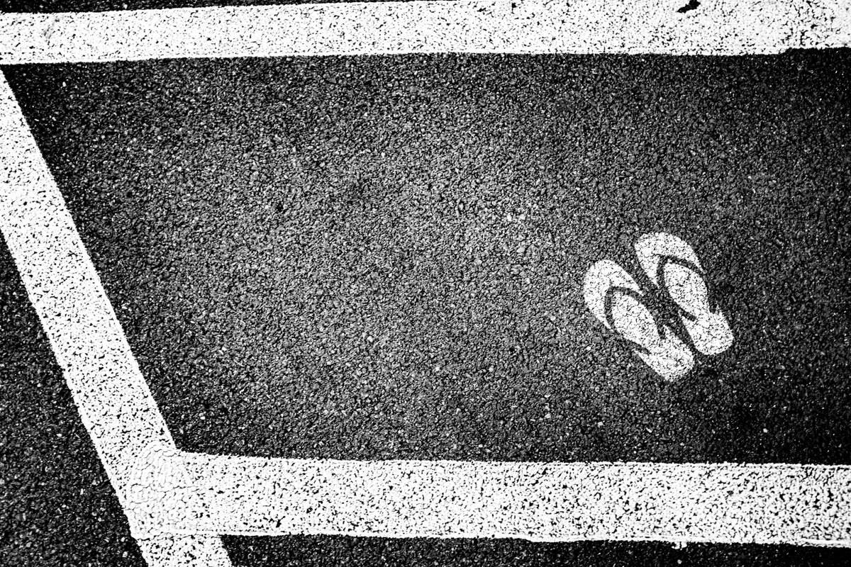 menamejmaw's tweet photo. Next stop @Zippys
#fujifilm #fujix100f #streetphotography
#Throwback #SocialDistancing #Slippahs https://t.co/OfYRczGm11