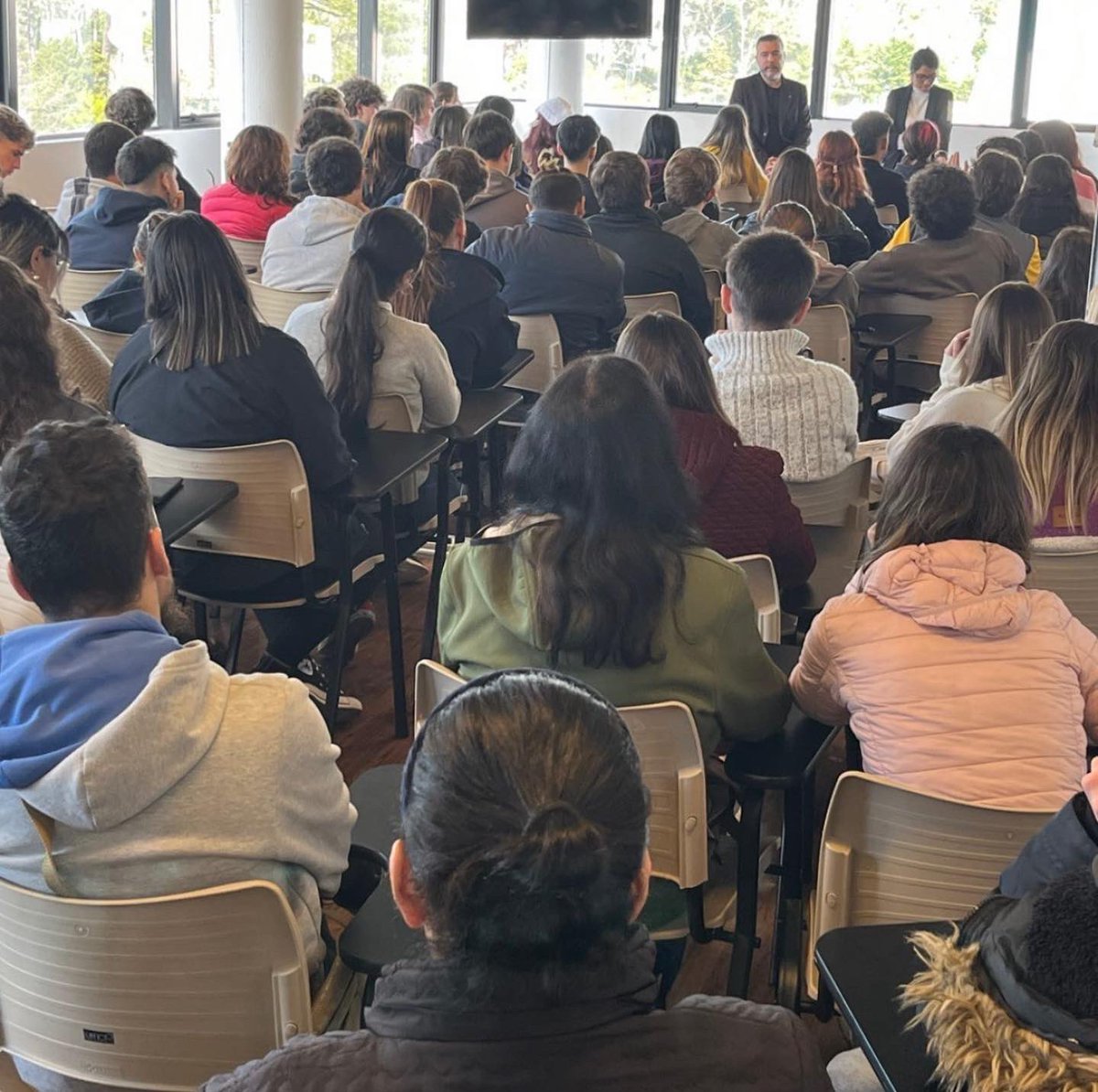 UDEPunta's tweet photo. #UDEPunta recibió la visita de estudiantes de liceos del departamento. Excelente iniciativa de @PuntaCiudad para que los jóvenes que están culminando sus estudios secundarios conozcan la amplia oferta académica de nuestro departamento. #TuCarreraTuFuturo #UDE @UDE_Oficial https://t.co/tkFJ5Ul8UA
