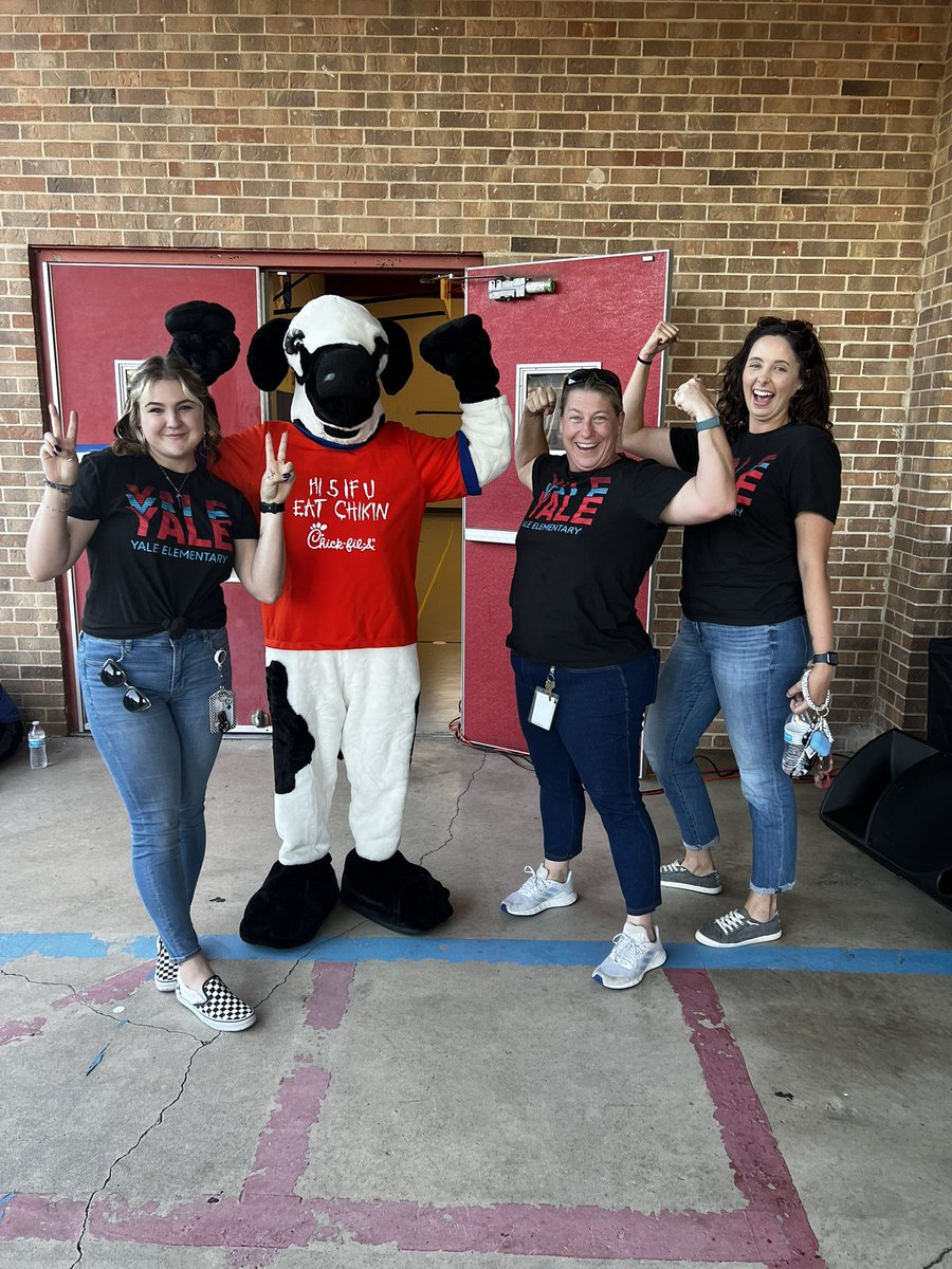BaleighCrane's tweet photo. We love Picnic in the Park &amp; Chick-fil-A ❤️💙 #risdbelieves @yaleroadrunners https://t.co/ueDHvG8Q7C