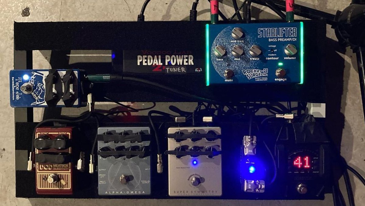 nordstrandaudio's tweet photo. This tours pedal board setup brought to you by @cordialcablesusa @earthquakerdev @darkglasselectronics and @nordstrandaudio ! Only the best! #hedpe #rocketsurgeonpedalss #starlifter #knowyourtone #bass #starlifterpedal #starlifterpreamp (#📷 @_kidbass_)
https://t.co/6R5yxCC6IK https://t.co/ATWKnq1U3F