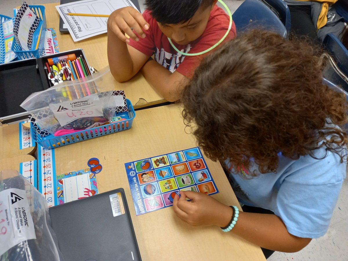 Happy Independence Day Honduras! 🇭🇳 🎉Celebrating our culture playing Loteria Catracha. Global Teacher 🌎 <a href="/ParticipateLrng/">Participate Learning</a> #BAESShines #UnitingOurWorld