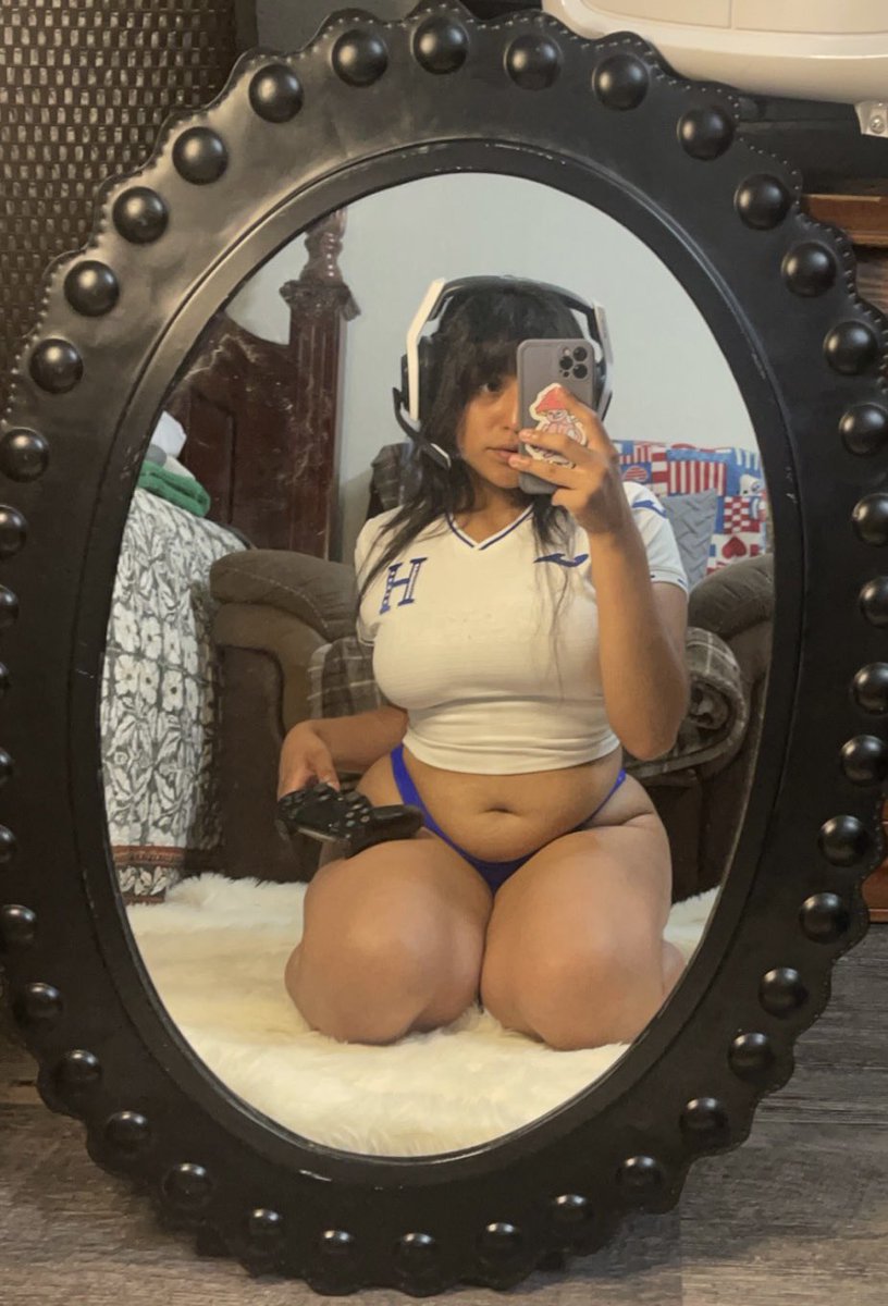 w33abooslut's tweet photo. POV: your favorite gamer girl. In honor of Central American Independence Day 🇭🇳🇳🇮🇬🇹🇸🇻🇨🇷 https://t.co/oy24PQ5Nw7