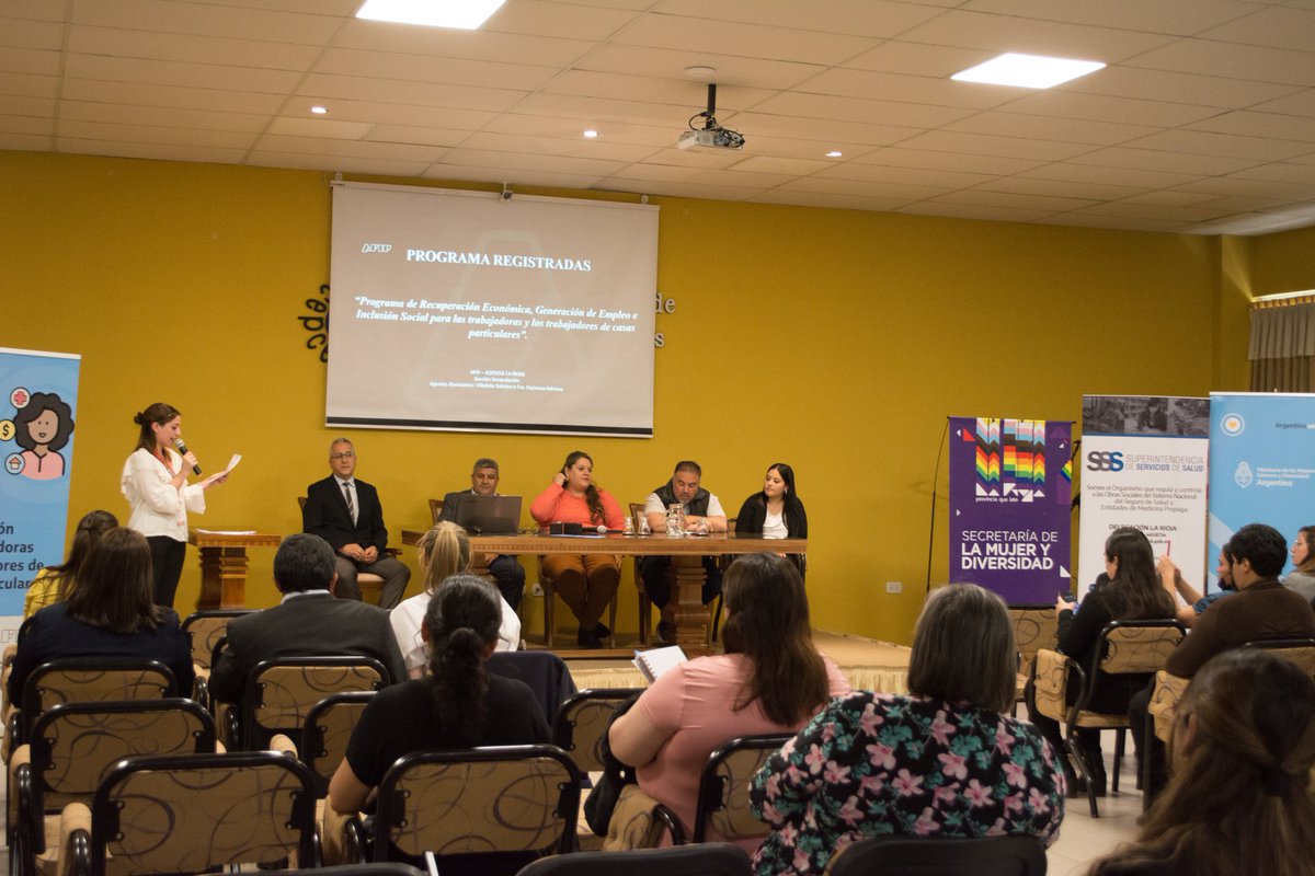 secdelaMujeryD's tweet photo. 🟣#ProgramaREGISTRADAS Recuperación Económica,Generación de Empleo e Inclusión Social para lxs trabajadorxs de casas particulares junto al @Mintrabajolr y @MinGenerosAR
📌La secretaria @Karen_NavarroOK participó del lanzamiento del #ProgramaRegistradas junto a autoridades. https://t.co/kzqYjNdPFv