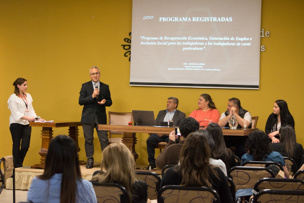 secdelaMujeryD's tweet photo. 👉🏼El #ProgramaREGISTRADAS tiene por objetivo fundamental reducir la informalidad del sector de casas particulares, garantizar el acceso y permanencia al empleo registrado y bancarizar y promover la inclusión financiera con perspectiva de género y diversidad. https://t.co/tmoVisJeRN