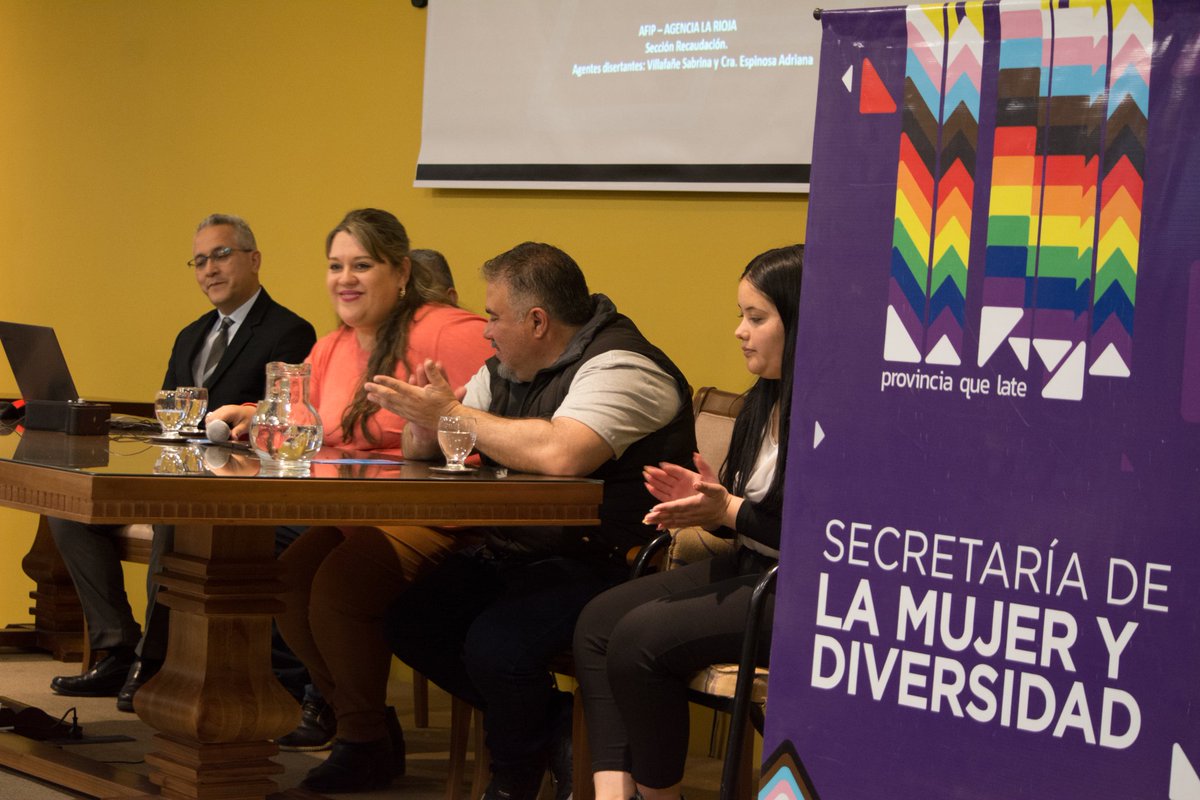 secdelaMujeryD's tweet photo. 👉🏼El #ProgramaREGISTRADAS tiene por objetivo fundamental reducir la informalidad del sector de casas particulares, garantizar el acceso y permanencia al empleo registrado y bancarizar y promover la inclusión financiera con perspectiva de género y diversidad. https://t.co/tmoVisJeRN