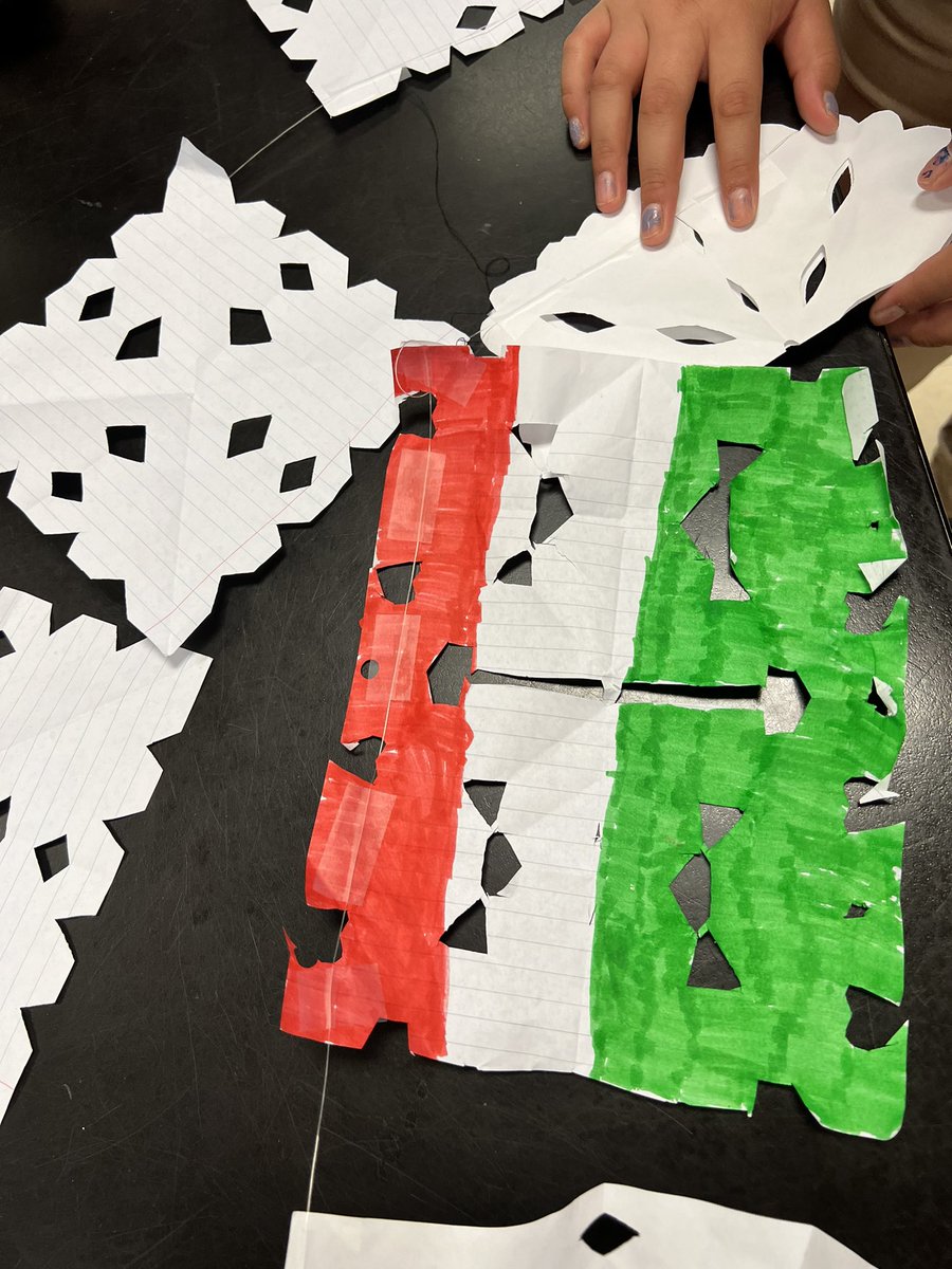 LetySifuentes's tweet photo. @BonnerElemHISD students and their families created papel picado to kick-off #hispanicheritagemonth2022. During our SS lesson students proudly shared beautiful customs and traditions from their home countries.❤️ https://t.co/irhJ6Q0u7B