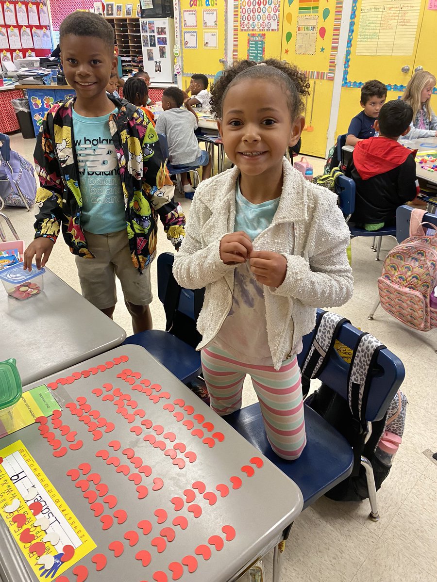 jenn4teach's tweet image. We are having fun in 2nd grade @gardendaleel with our math activities this week. I love seeing the excitement during the math block. @JefcoedK_5 @AMSTI4all @CharlaBalogh @AngieBean618 #amstimath #countingcollections