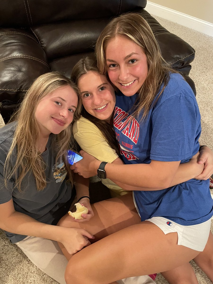 LLCC_LoggersWBB's tweet photo. 1st team meal for @LLCC_LoggersWBB Lots of  food and fun! #LoggerStrong https://t.co/96hMrGSLTD