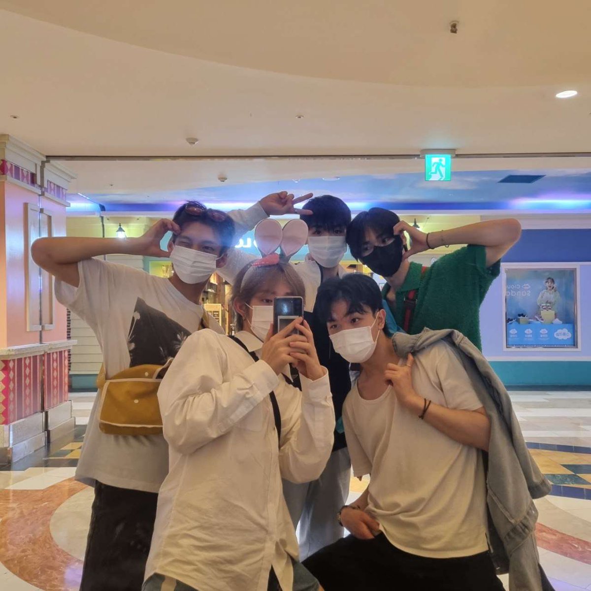 Shout out to the dude who hates Chicken breast, the dude that loves Dr. Pepper, the dude that's good at drawing, the dude with the bunny ears, and the dude that's chaotic and the Ai that hardly talks in their server since he's been updating since debut. #DREAM_mining #SUPERKIND