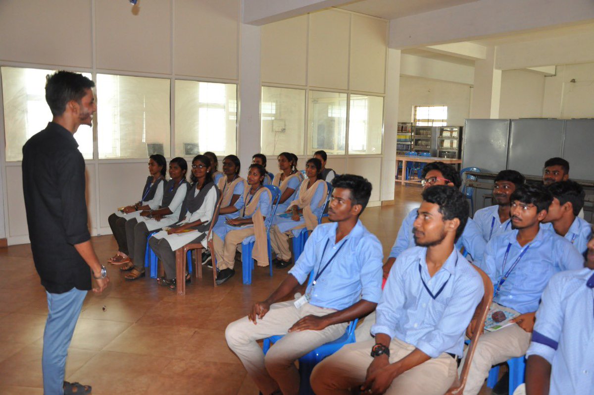 college_met's tweet image. 𝐀𝐥𝐮𝐦𝐧𝐢 𝐈𝐧𝐭𝐞𝐫𝐚𝐜𝐭𝐢𝐨𝐧 𝐏𝐫𝐨𝐠𝐫𝐚𝐦𝐦𝐞- 𝐇𝐚𝐩𝐩𝐲 𝐭𝐨 have 𝟐𝟎22 𝐛𝐚𝐭𝐜𝐡 𝐄𝐫.Haja Mohideen, 𝐓𝐞𝐜𝐡𝐧𝐨𝐥𝐨𝐠𝐲 𝐋𝐞𝐚𝐝, Ashok Leyland, 𝐟𝐨𝐫 𝐚𝐝𝐝𝐫𝐞𝐬𝐬𝐢𝐧𝐠 𝐨𝐮𝐫 𝐬𝐭𝐮𝐝𝐞𝐧𝐭𝐬 #consultantoftomorrow #alumnirelationscommittee