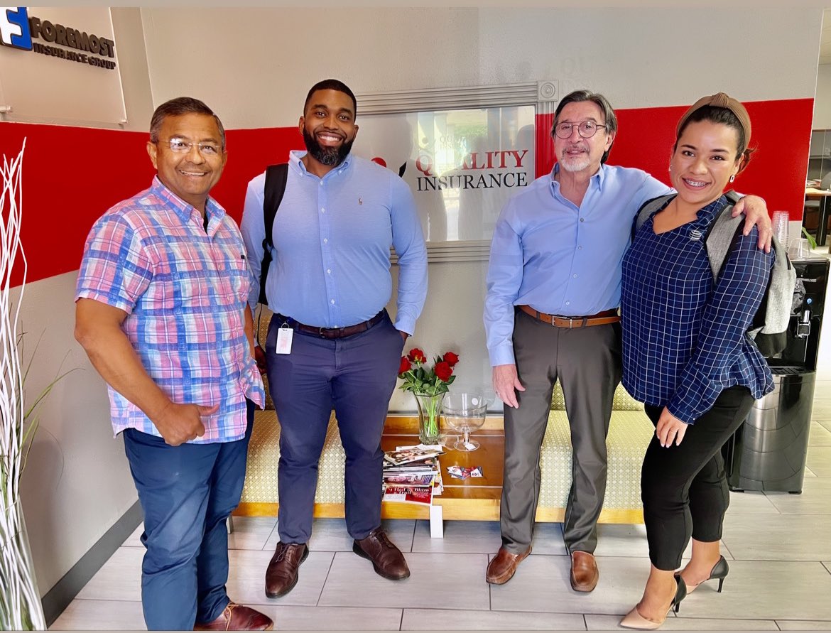 EsmeSTX's tweet image. Kicking off Hispanic Heritage month &amp;amp; my country’s 🇲🇽 Independence by finally connecting this GREAT #LATINOOWNEDBUSINESS w/ #BUSINESSFIBER @MarcusKingSTX Gracias for the support &amp;amp; expertise! @kirsten_peavey Gracias for ALWAYS making sure we #WINASONE 🙋🏽‍♀️⚡️