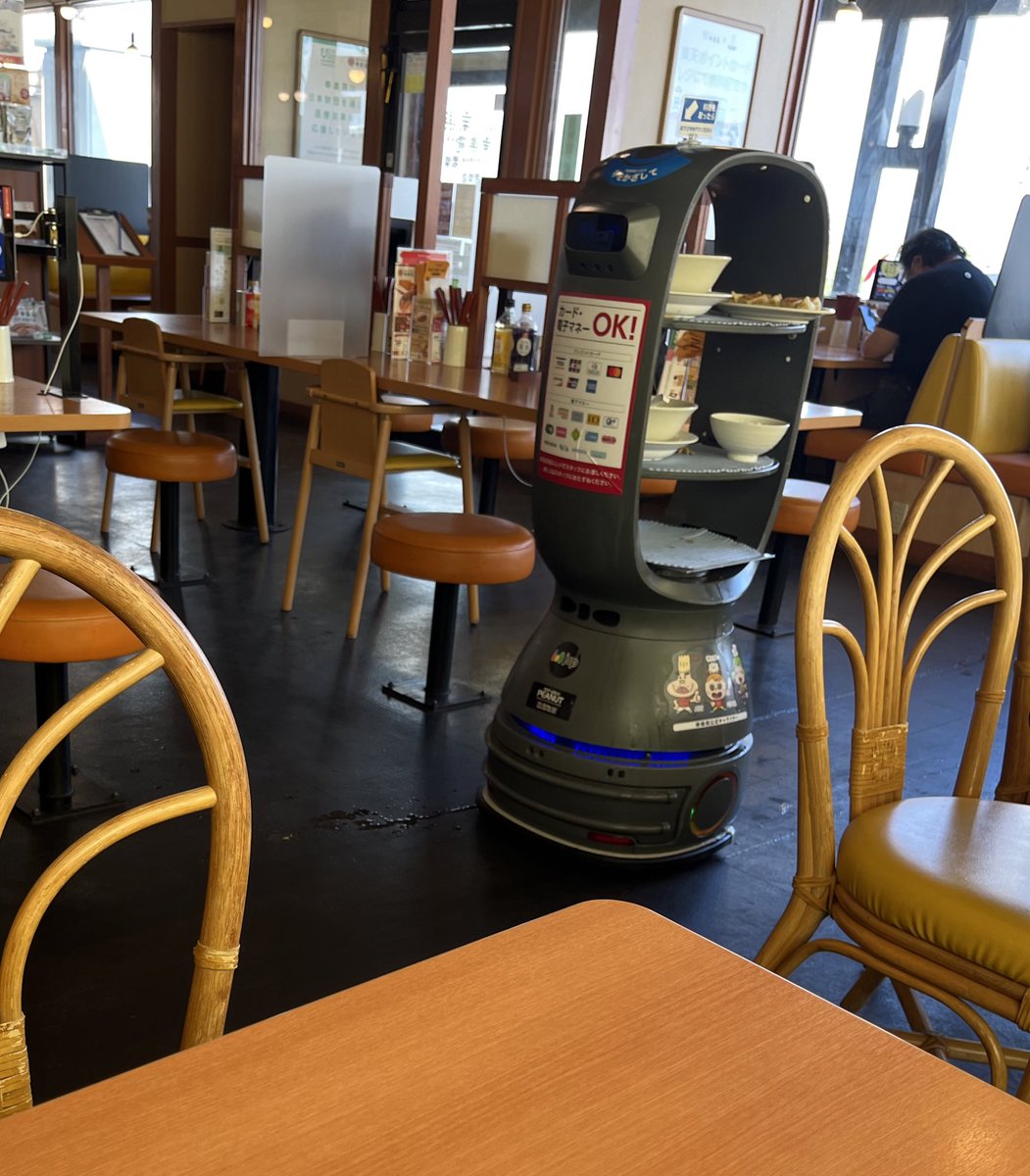 ラーメンロボットの方がやらかしてて草

めちゃくちゃこぼして店員が回収してた。